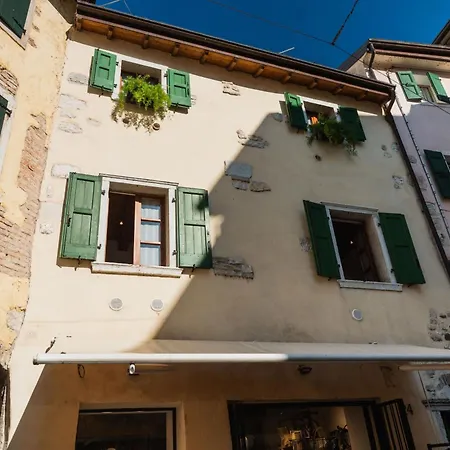La Piazzetta * Garda (Verona)